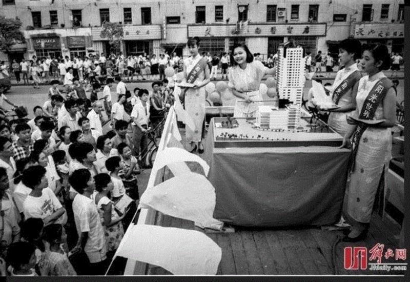 1993年，上海的一家房地产开发商率先用花车游行的方式推销商品房（图片来源：解放网）,汉斯·史坦穆勒：《犬儒主义的起码定义：当代中国的日常社会批评和“生活”的些许意义》（2014）