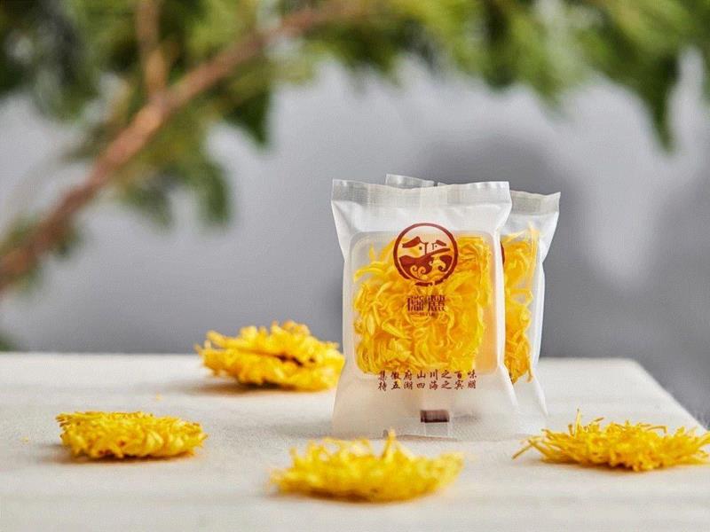 今天，一条生活馆给你推荐有着“菊中之皇”之称的金丝皇菊，产自安徽黄山。,皇帝都爱喝的菊花茶，一朵泡一杯，清凉下火