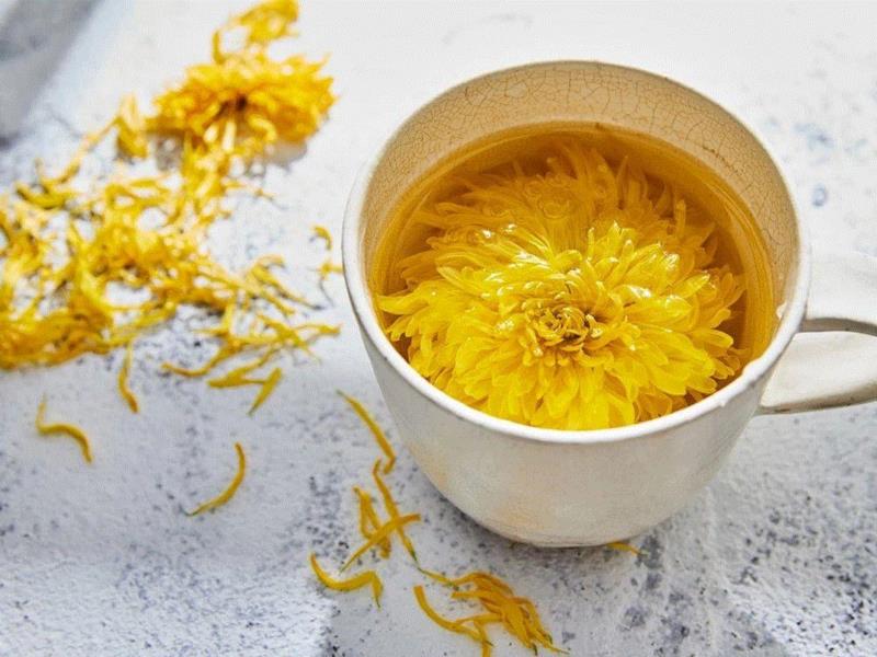 这种菊花泡开后，花瓣像金丝一般，所以民间称为“金丝皇菊”。,皇帝都爱喝的菊花茶，一朵泡一杯，清凉下火