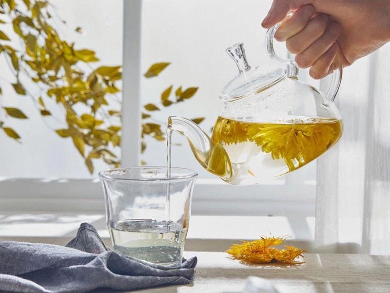 在小编的印象中，菊花茶喝起来是有点苦的。,皇帝都爱喝的菊花茶，一朵泡一杯，清凉下火