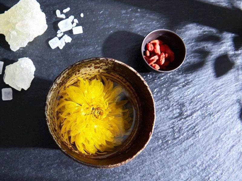 不过，菊花性微寒，体寒的人，可以在菊花中，加入红枣、枸杞、冰糖一起冲泡，可中和菊花的寒性。,皇帝都爱喝的菊花茶，一朵泡一杯，清凉下火