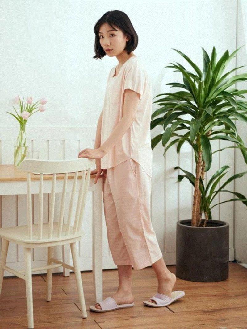 女款是V领短袖上衣+宽松7分裤的套装。,好凉快的家居服，夏天穿着真舒服