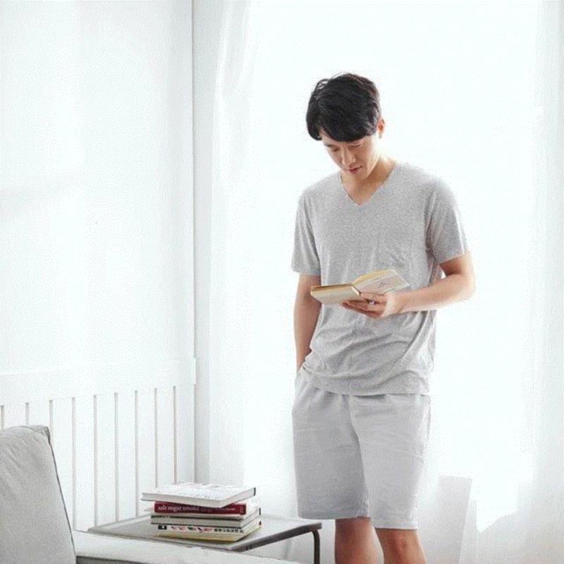 它的面料质地和女款是一样的，上衣是89%莫代尔+11%氨纶，裤子是100%双层棉纱。,好凉快的家居服，夏天穿着真舒服
