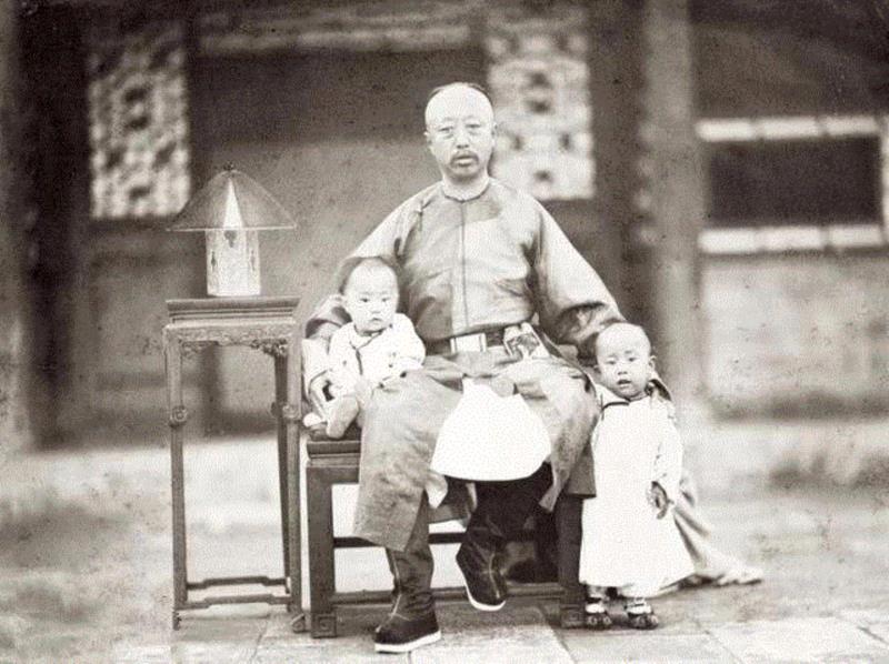 （左抱载洵，右站载沣）,有图有真相：一个清朝王爷的日常
