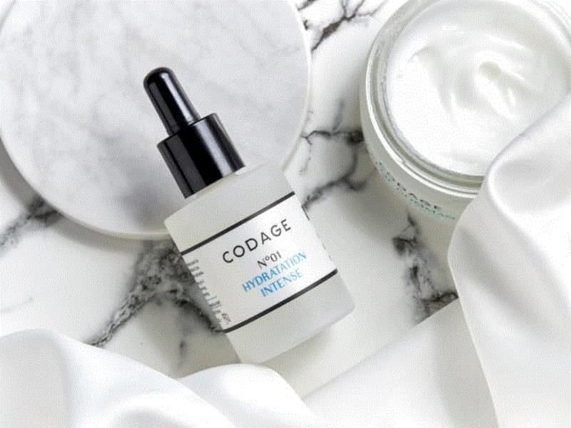 “渗透性保湿防护复合物”，这是品牌自主研究、从多种植物提取出的保湿成分，不但可以补水，还能提高肌肤的