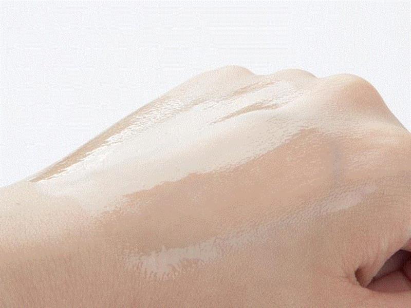 它比一般的精华液更浓稠，涂在脸上润而不油，有一种被水分包围的满足感，非常舒服。,巴黎贵妇们爱用的精华液，一滴拯救沙漠皮