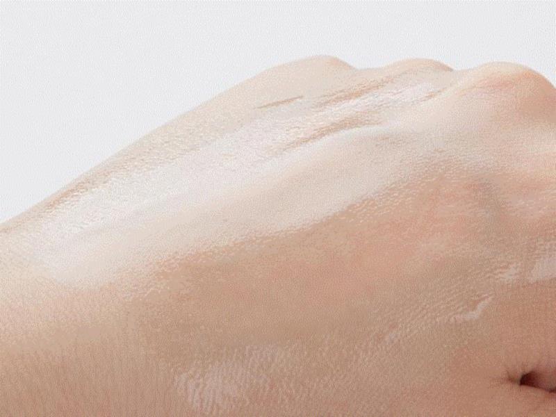 质地水润，不粘不腻，吸收非常快。,巴黎贵妇们爱用的精华液，一滴拯救沙漠皮