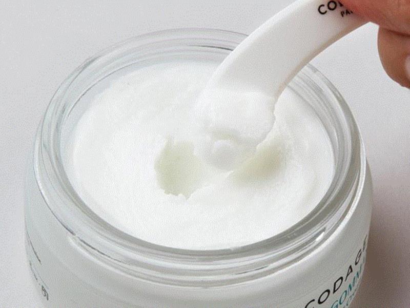 它的质地是白色的乳霜状，其中细小的白色微粒是由优质大米精制而成的。,巴黎贵妇们爱用的精华液，一滴拯救沙漠皮