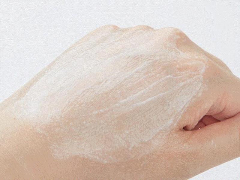 磨砂颗粒很细腻，触感舒适不刺激,巴黎贵妇们爱用的精华液，一滴拯救沙漠皮