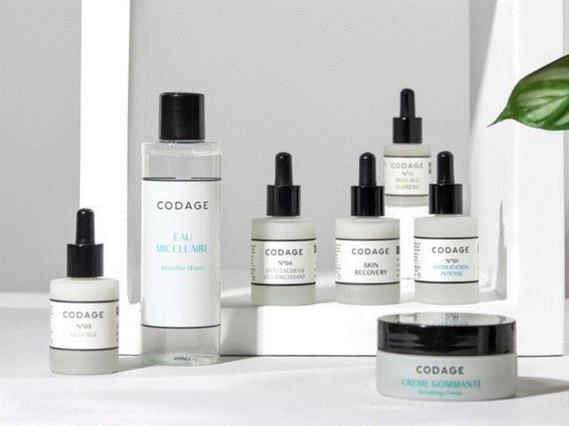 CODAGE的品牌创始人是来自医学世家的两兄妹，有着专业又深厚的医学背景。,巴黎贵妇们爱用的精华液，一滴拯救沙漠皮