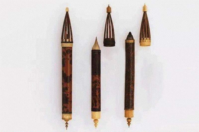 ▲日本正仓院所藏的唐代鸡距笔,执笔静书，在浮躁时代做个有气质的人