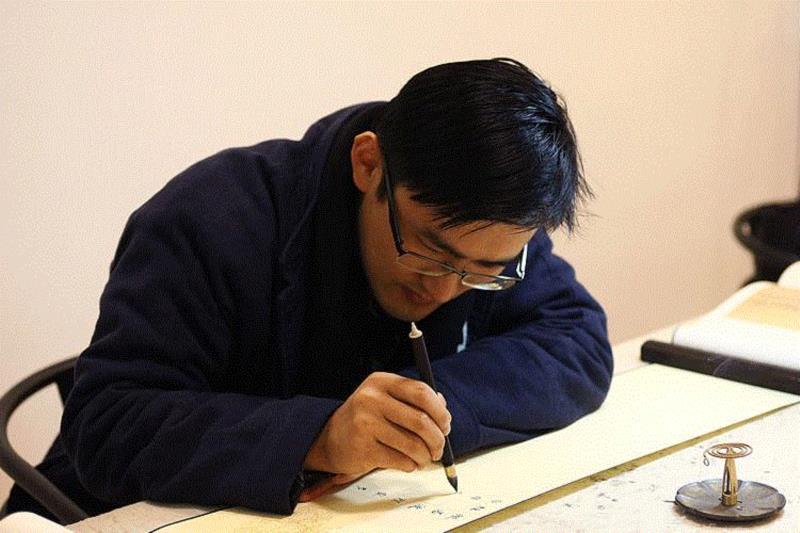 ▲国画博士吴巩鹏,执笔静书，在浮躁时代做个有气质的人