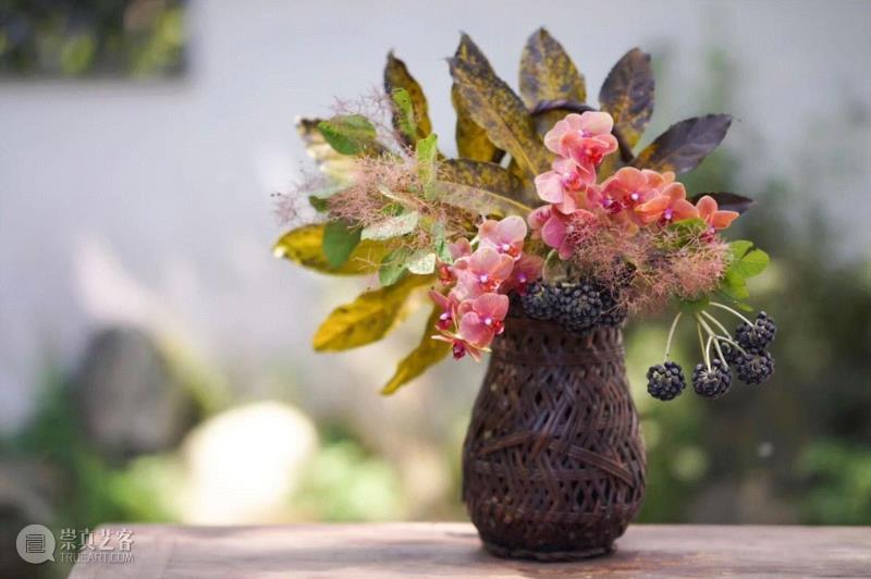 草月流对花材、花器甚至花型都没有过多的限制，,日本顶级花道，3分钟轻松学到手！