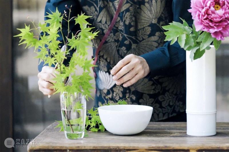 这件作品，我们选用了广口花瓶，,日本顶级花道，3分钟轻松学到手！