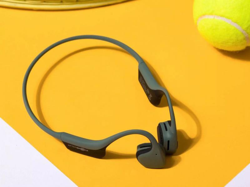它就是今天一条生活馆要推荐的，“AfterShokz”骨传导蓝牙运动耳机。,什么？耳机不用塞进耳朵、夹在旁边也能听音乐？！