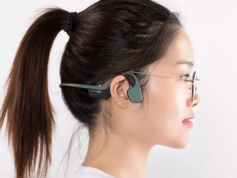 整副耳机小巧轻盈，仅30克，戴上去几乎没什么感觉。,什么？耳机不用塞进耳朵、夹在旁边也能听音乐？！
