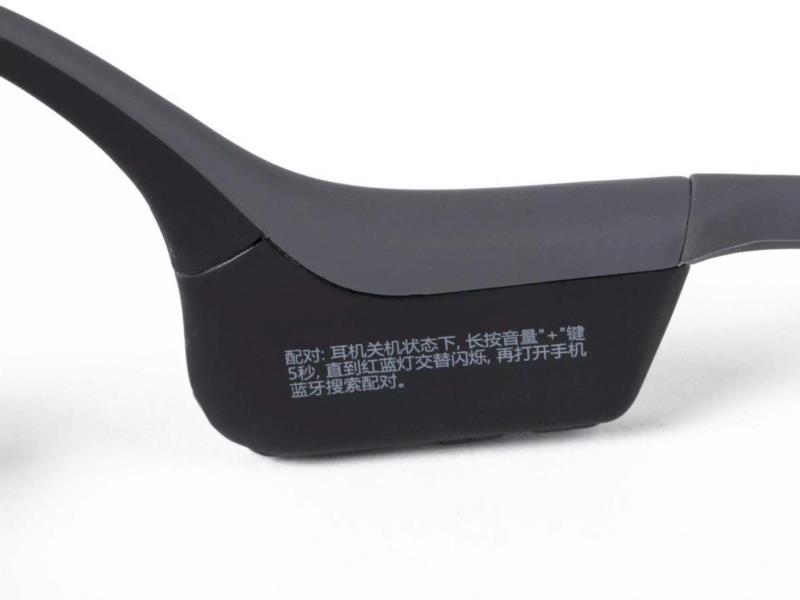 按钮上还专门写了蓝牙配对方法，可以说非常贴心了。,什么？耳机不用塞进耳朵、夹在旁边也能听音乐？！