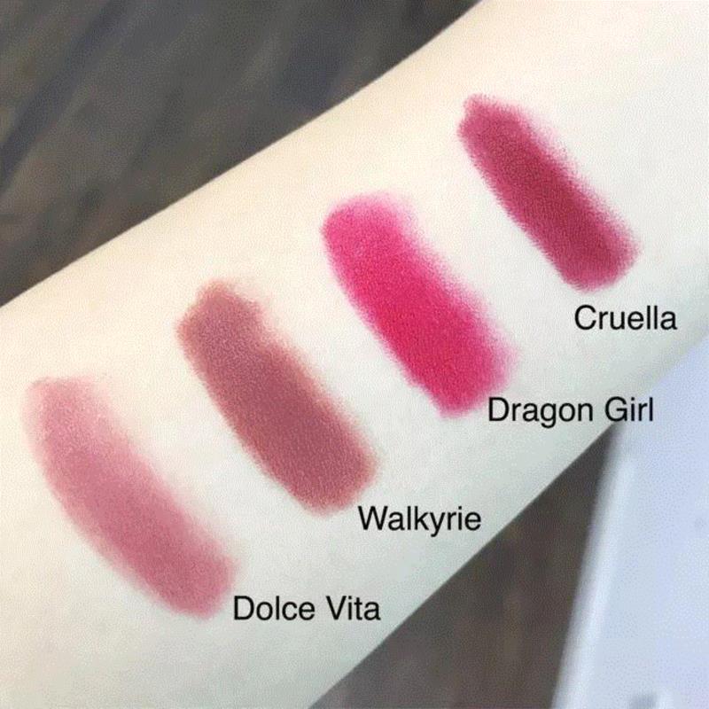 前两个是红色系,后面两个是豆沙色系,都是咕噜蜜精挑细选的色号。,连续用光四五支,拜托这个口红千万别停产