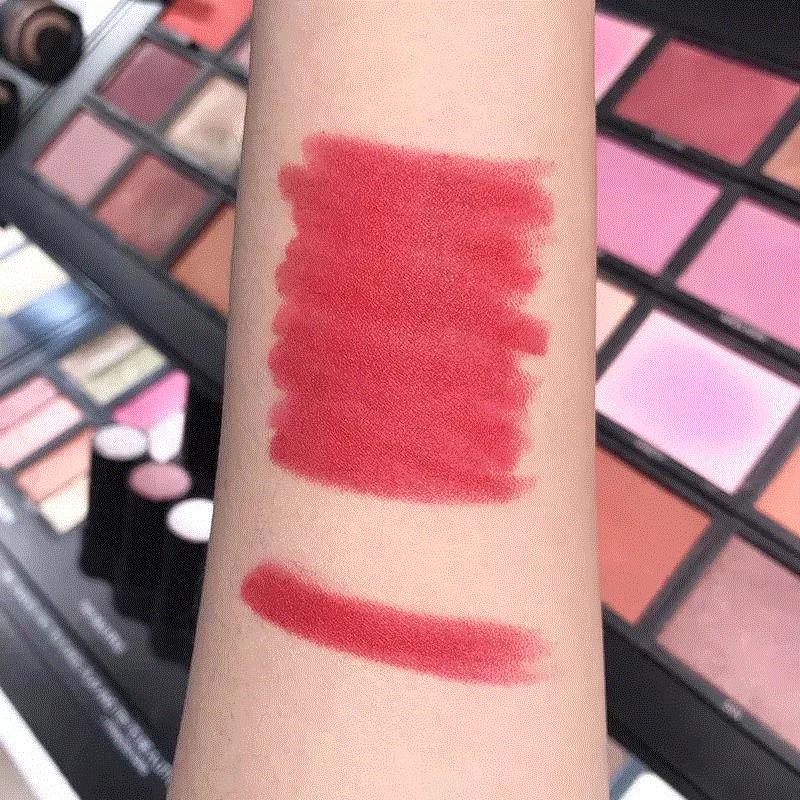 DRAGON GIRL是一款偏复古冷调的大红色,网上大家都喊它“龙女色”,用过的人都夸它“无敌显白”