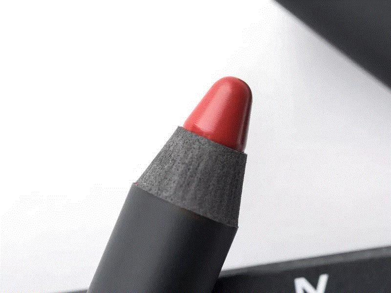 不知道要怎么说才能表达咕噜蜜对CRUELLA的喜爱了,它是我最喜欢的NARS的颜色。,连续用光四五支,拜托这个口红千万别停产