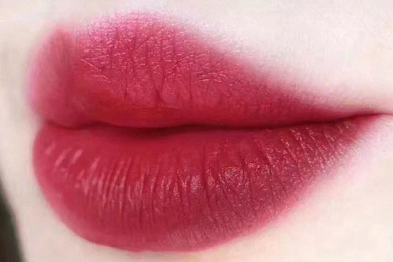 CRUELLA是标准的复古姨妈红,总体是暖色调的,比较适合黄皮,上嘴同样很显白。,连续用光四五支,拜托这个口红千万别停产