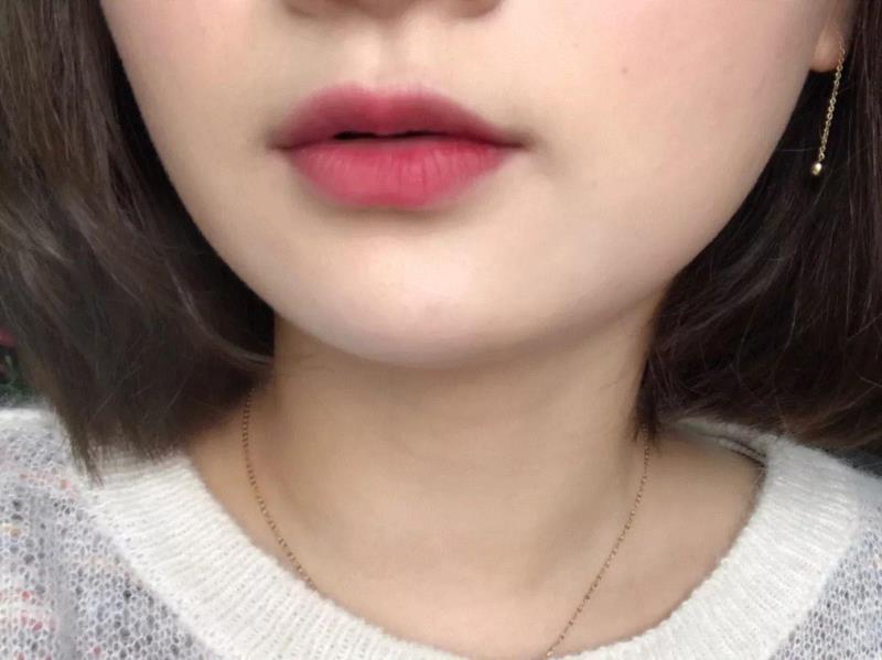 这张是咕噜蜜薄涂的效果,涂出来是带着一点蓝调的红色(试色仅供参考,不同光线、本身的唇色,都会造成不同
