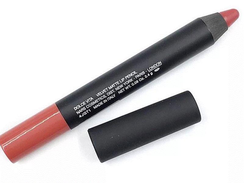 这款DV豆沙色可算是人尽皆知的一个色号了,有段时间特别难买,动不动就断货。,连续用光四五支,拜托这个口红千万别停产