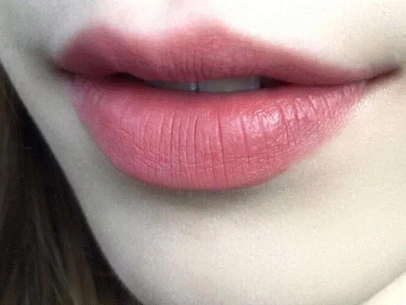 试色来自新浪微博,@吱儿吱儿吱,连续用光四五支,拜托这个口红千万别停产