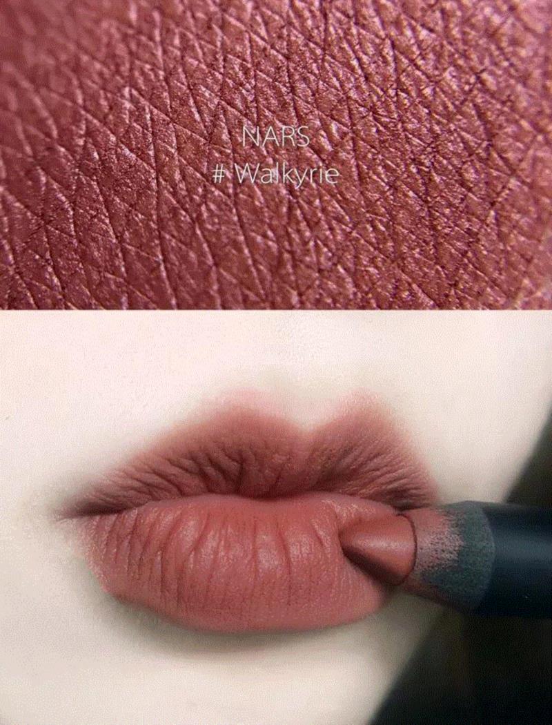 试色来自新浪微博,@myronleaa,连续用光四五支,拜托这个口红千万别停产