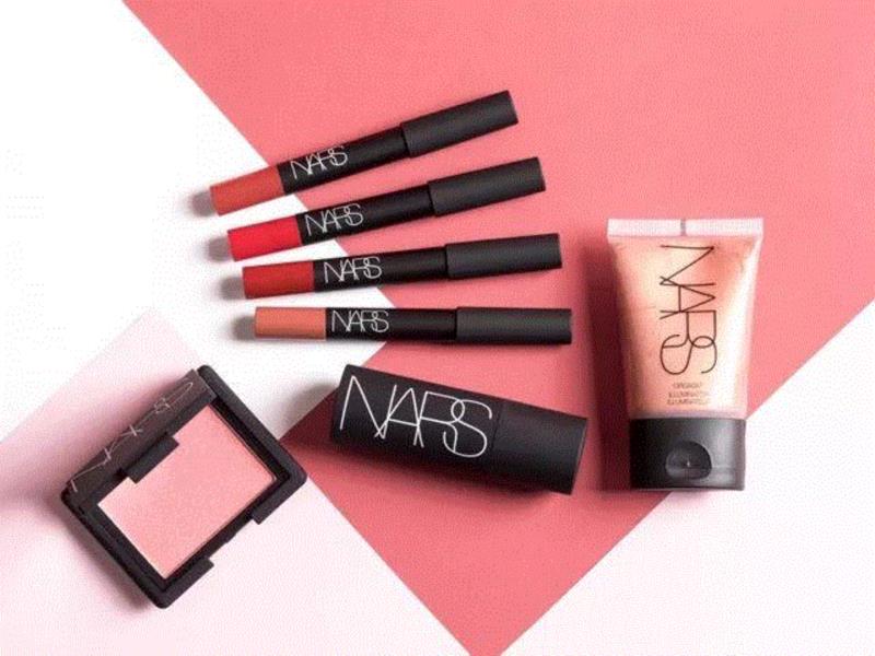 Nars是出身时尚界的法国彩妆大师Franxois Nars于1994年所创立的美国专业彩妆品牌,用