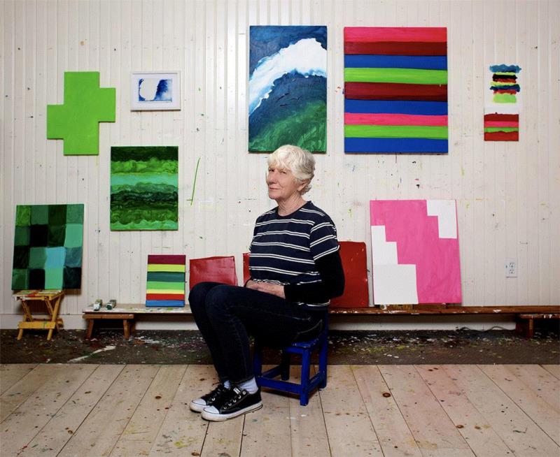 ▲&nbsp;玛丽·赫尔曼（Mary Heilmann）在工作室。?&nbsp;玛丽·赫尔曼，摄影：