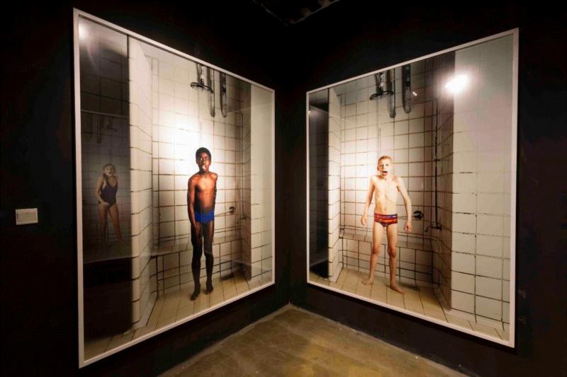 Shock Shower 《惊恐的淋浴者》 220vx185cm C-Print 彩色打印,布克哈德访谈录(上) | Hana Iverson 对话 Buckhard von Harder
