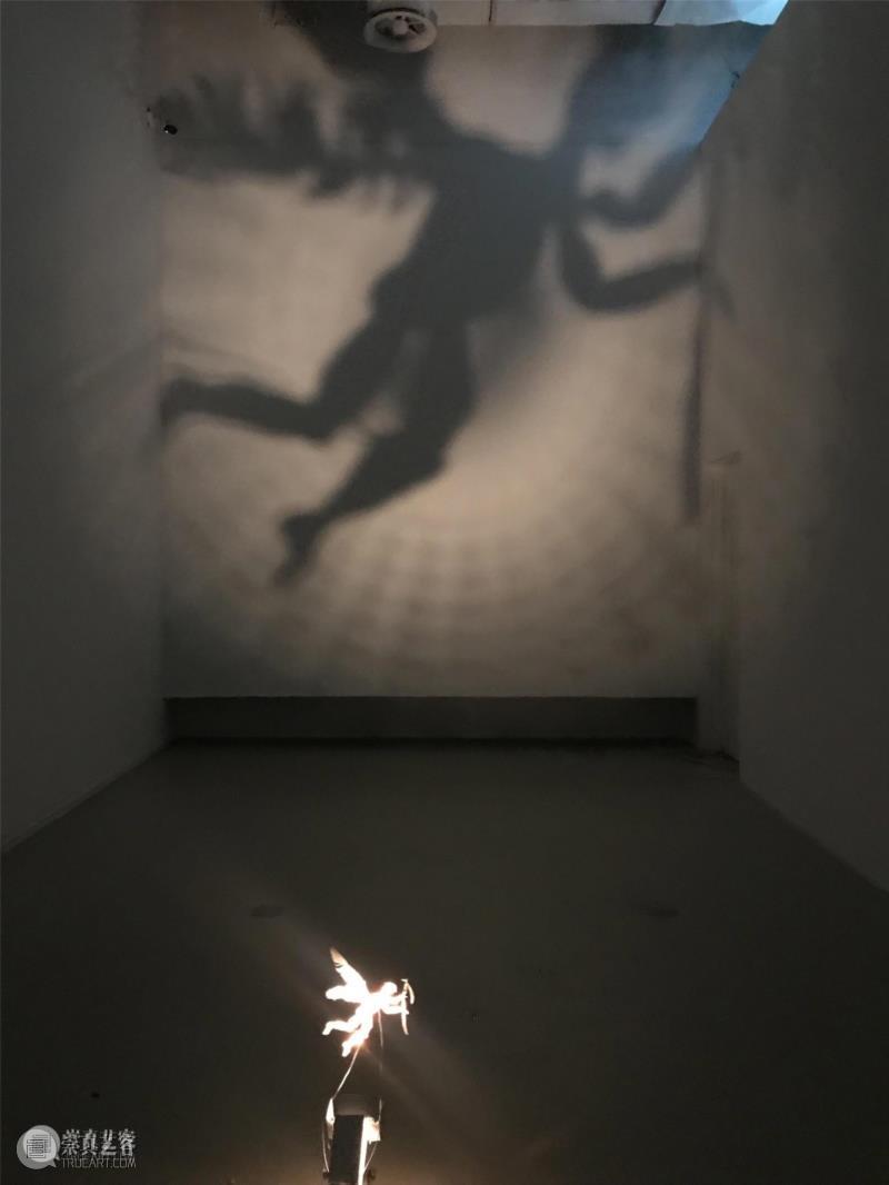 《影·天使》1985,悲伤的极简主义者-克里斯蒂安·波尔坦斯基个展《忆所》开幕｜如何保存人类记忆,影像,上海当代艺术博物馆,装置,克里斯蒂安·波尔坦斯基
