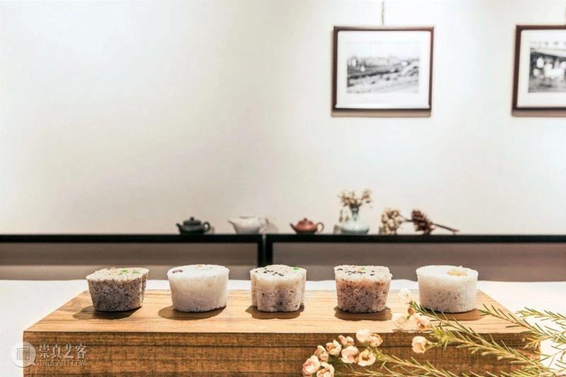 佳伦和匡佑是一对年轻的台湾夫妻，,心疼父母菜场摆摊40年，小夫妻辞职回乡，开网红店为他们养老