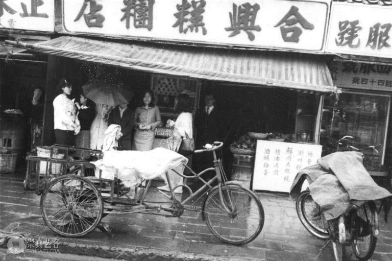 佳伦的爷爷是上海糕饼师傅，,心疼父母菜场摆摊40年，小夫妻辞职回乡，开网红店为他们养老