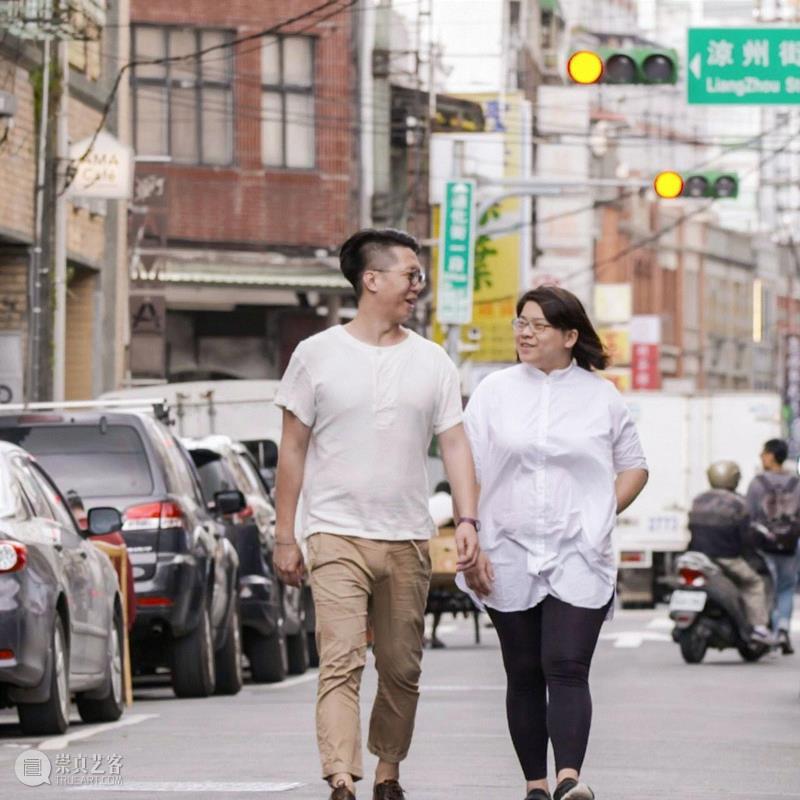 70年过去，,心疼父母菜场摆摊40年，小夫妻辞职回乡，开网红店为他们养老