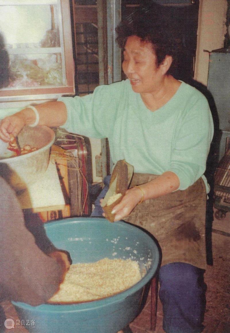 我们店里主打上海松糕，也卖苏式酥饼，因为我奶奶是江苏苏州人，加上后来在台湾也做当地点心，有时配合节气