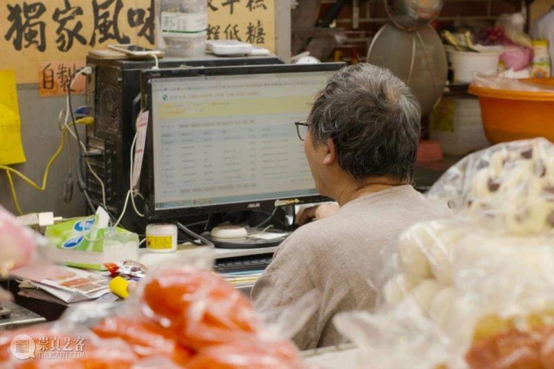 为了跟上时代，我爸爸开始学着用电脑，自己拍照、自己架设网站，他会在菜市场里戴着老花眼镜，一个一个字的