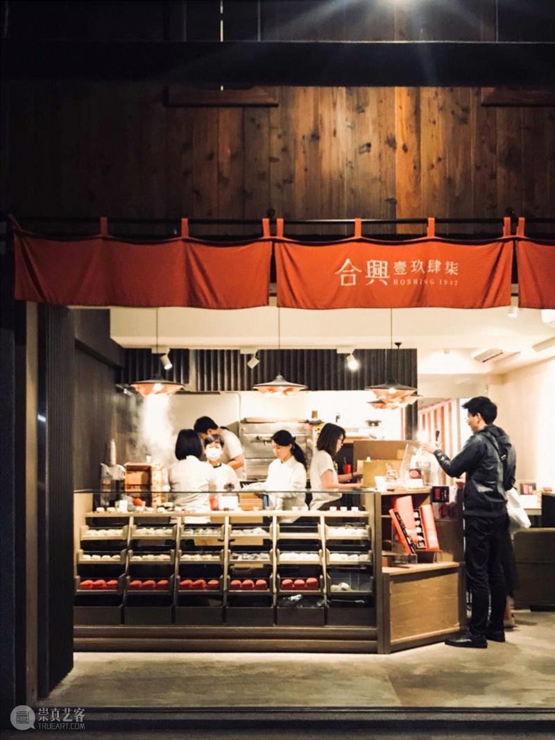 心疼父母菜场摆摊40年，小夫妻辞职回乡，开网红店为他们养老