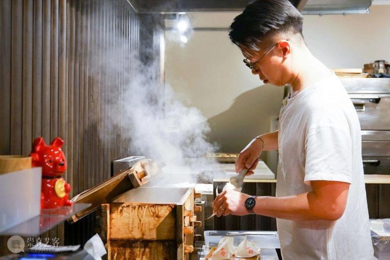 心疼父母菜场摆摊40年，小夫妻辞职回乡，开网红店为他们养老
