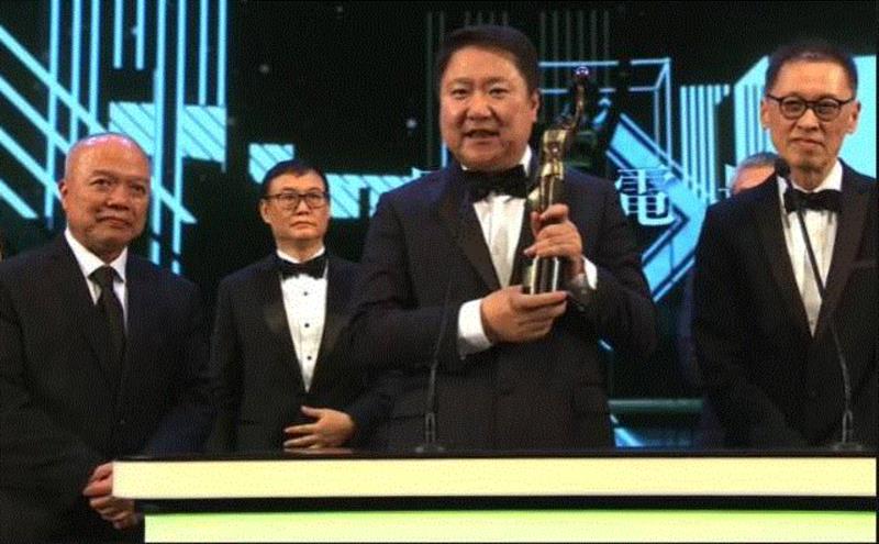 （博纳影业老板于冬上台领奖）,除了古天乐，昨晚香港金像奖还有什么看点？