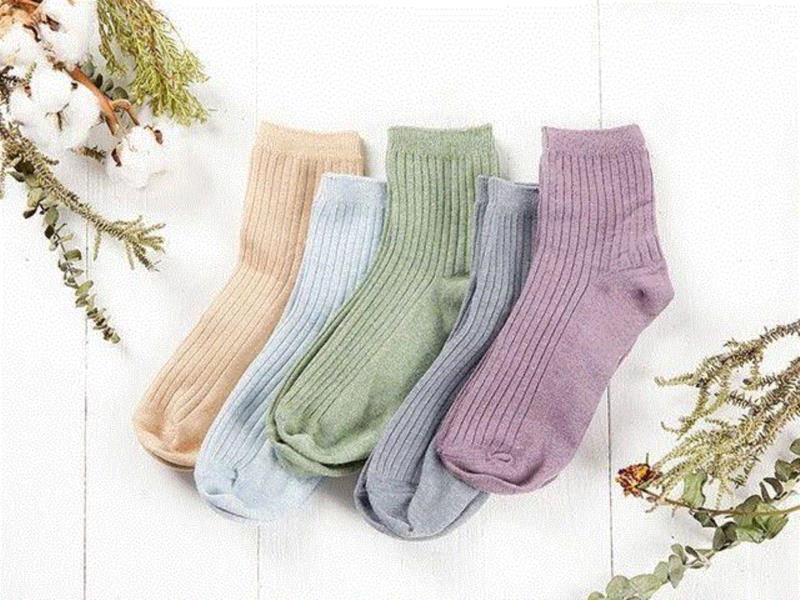 今天，一条生活馆为大家带来一双好袜子，来自北欧家居品牌DAY&ME的草木染全棉中筒袜。,一双袜子的责任感：不用化工染料、纯植物染色，对环境负责