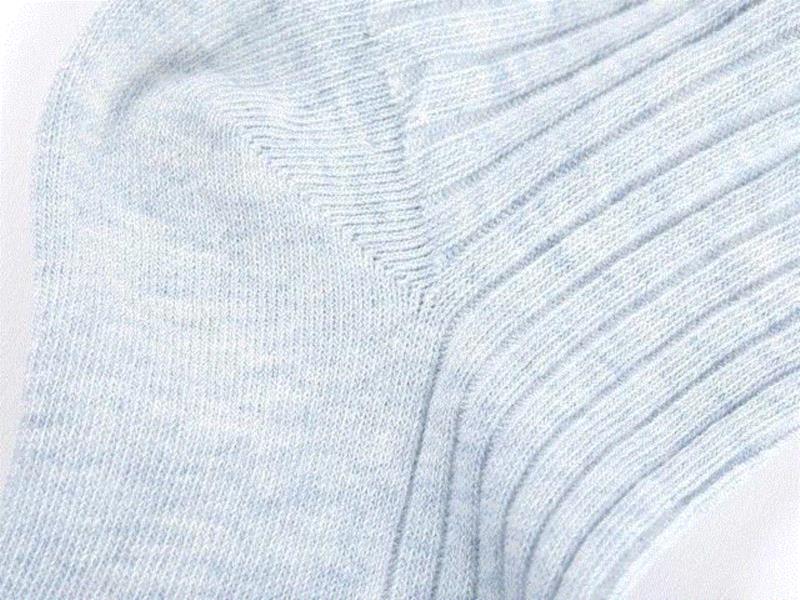 它用优质新疆精梳棉织成，含棉量在80%以上，柔软顺滑，穿起来不是一般的透气，完全不闷脚。,一双袜子的责任感：不用化工染料、纯植物染色，对环境负责