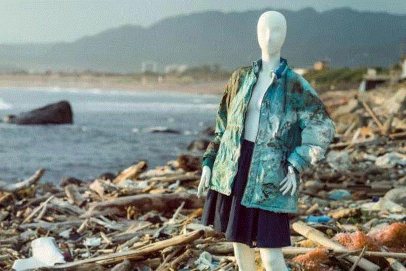 这张照片，是台湾艺术家吴岳刚的影像作品，他在拍摄海洋时，经常发现海边垃圾很多，于是开始了对海洋环境的