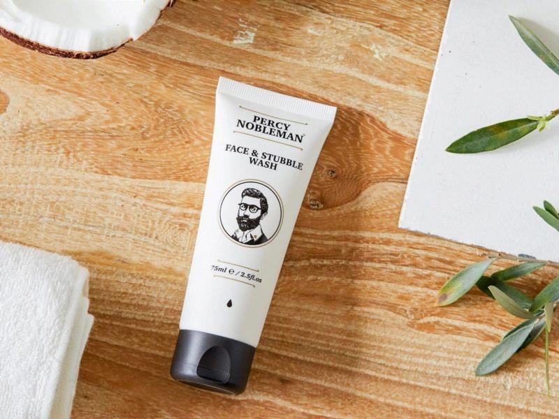 这款洗面奶含有椰子中的天然清洁成分，属于温和清洁型产品，洗掉脸部多余油脂的同时，不会损伤肌肤与毛发的