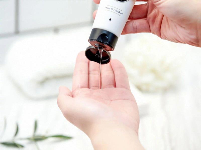 它是啫喱状的质地，凉凉的，不黏腻。,把男人变帅，没那么麻烦