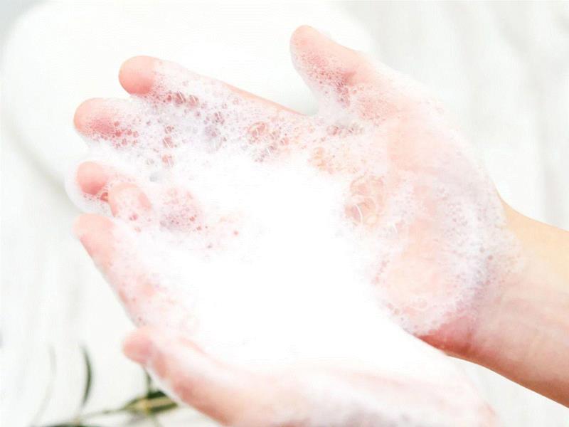 它起泡非常容易，泡沫量不算很多，但足够把脸上的油腻污垢都洗干净。,把男人变帅，没那么麻烦