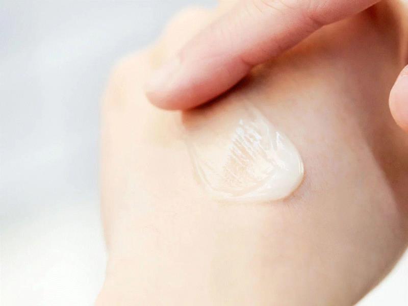 乳白色的凝胶质地，轻薄，很容易就能抹开，吸收非常快，抹在脸上不会感到皮肤被“闷住”，很清爽、很舒服。,把男人变帅，没那么麻烦