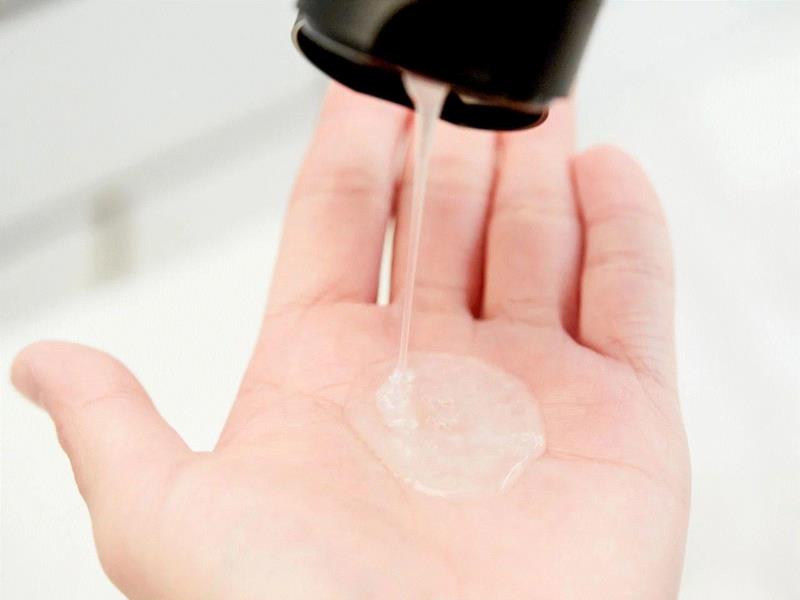 它的质地不像普通的沐浴露或洗发水很粘稠，它是轻的、滑的。,把男人变帅，没那么麻烦