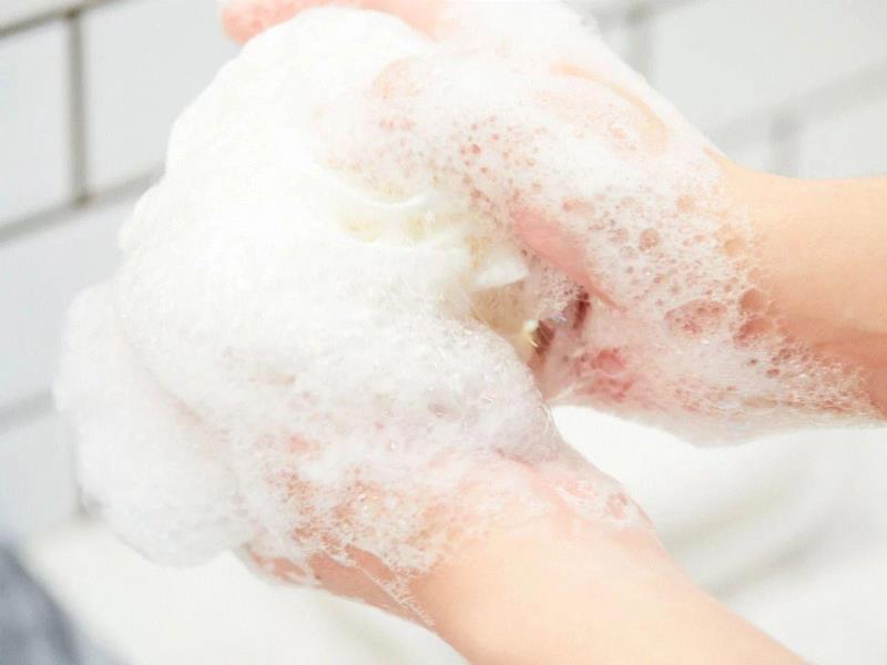 沾水，轻轻地揉搓，就能出泡沫了。,把男人变帅，没那么麻烦